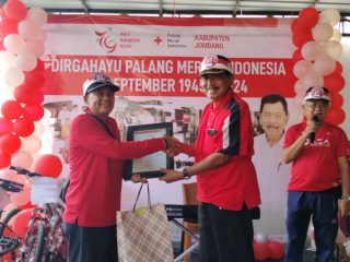 Puncak HUT PMI Ke-79: PMI Kabupaten Jombang Berikan Penghargaan Relawan Berprestasi dan Fasilitator Inspiratif