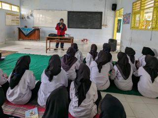PMI Kabupaten Jombang Hadirkan Narasumber Materi Kesehatan Remaja dalam Diklat dan Pelantikan PMR MAN 10 Jombang