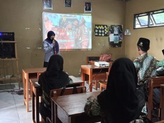 PMI Kabupaten Jombang Edukasi Kesehatan Remaja di MATSAMA MTs At Taqwa Hahuna