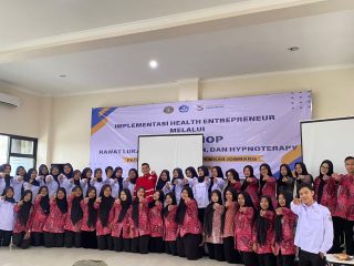 KSR PMI Unit STIKES PEMKAB Jombang Gelar Latihan Rutin Materi Pertolongan Pertama