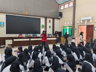 PMI Kabupaten Jombang Bekali PMR WIRA SMKN Mojoagung dengan Materi Pertolongan Pertama