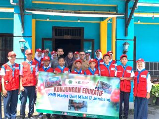 Libur Sekolah Dimanfaatkan untuk Kunjungan Edukatif, PMR Madya MTsN 17 Jombang Wujudkan Tri Bhakti