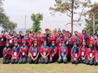 Pembinaan Character Building PMR SMPN 2 Jombang Digelar di Alam Terbuka Bersama PMI Kabupaten Jombang