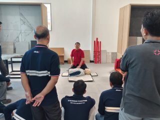 Trainer PMI Kabupaten Jombang Berikan Materi First Aid pada Kegiatan Fire Drill PT Younexa Materials Utama