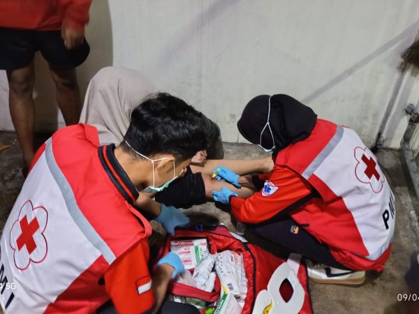 PMI Jombang Tangani Kecelakaan R2 vs R2 di Wilayah Kejaksaan Jombang