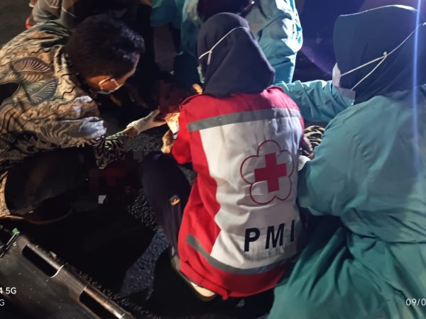 PMI Jombang Tangani Kecelakaan R2 Vs R2, Satu Korban Alami Kondisi Kritis