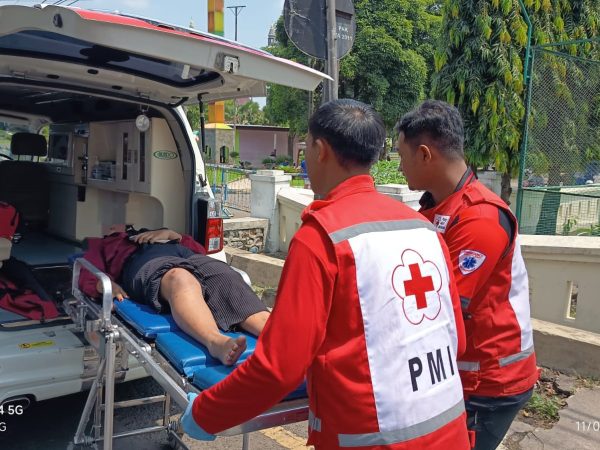 PMI Jombang Tangani Kecelakaan R2 Vs R2 Di Alun-Alun Jombang