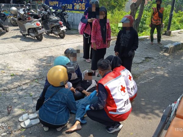 PMI Jombang Tangani Kecelakaan R2 Vs R2 Di Jalan Pattimura