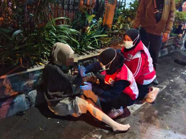 PMI Jombang Tangani Kecelakaan Libatkan Jukir Dan Dua Pengendara R2
