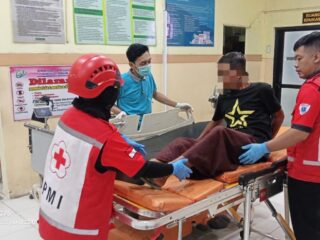 PMI Jombang Tangani Kecelakaan R2 Vs R2 Di Jalan Romli Tamim