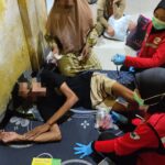 PMI Jombang Berikan Layanan Ambulans Untuk Pasien Dengan Keluhan Sesak Napas Di Wilayah Perak
