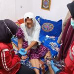 PMI Jombang Berikan Layanan Ambulans Untuk Lansia Dengan Keluhan Gangguan Penglihatan Di Megaluh