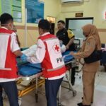 PMI Jombang Berikan Layanan Ambulans Untuk Mahasiswi Dengan Riwayat Kejang Di Stikes Pemkab Jombang