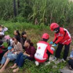 PMI Jombang Tangani Kecelakaan Elf Vs Truk Di Jalan Jatipelem