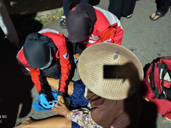PMI Kabupaten Jombang Lakukan Mobilisasi Pasien Dengan Keluhan Lemah Separuh Tubuh