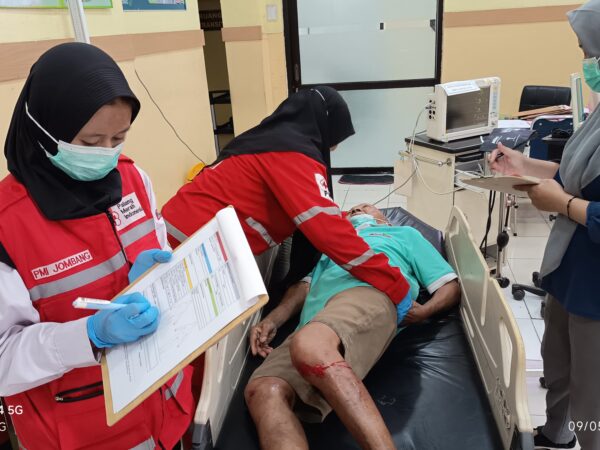 PMI Kabupaten Jombang Tangani Kecelakaan Sepeda Motor Vs Sepeda Angin Di Jalan Prof. Moh. Yani