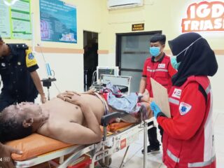 PMI Kabupaten Jombang Berikan Layanan Ambulans untuk Pasien Sesak Napas di Kepatihan