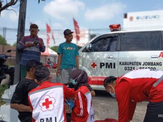 Penanganan Korban Kecelakaan Tunggal di Jalan Soekarno-Hatta Jombang