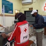 PMI Jombang Evakuasi Lansia Korban Jatuh di Kamar Mandi ke RSUD Jombang