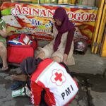 PMI Kabupaten Jombang Berikan Pertolongan Pertama pada Korban Kecelakaan Lalu Lintas di Jalan Gus Dur