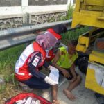 PMI Kabupaten Jombang Evakuasi Dua Remaja Korban Kecelakaan Lalu Lintas Tunggal di Jatipelem