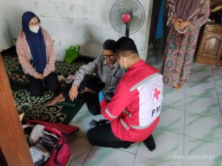 PMI Kabupaten Jombang Antar Pasien Jantung ke Stasiun Jombang untuk Persiapan Kateterisasi di RS Kemenkes Surabaya