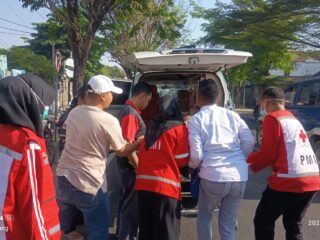 PMI Kabupaten Jombang Lakukan Penanganan Awal Korban Kecelakaan Lalu Lintas di Depan Ponpes Tebuireng