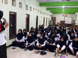 PMI Kabupaten Jombang Berikan Edukasi Kesehatan Reproduksi bagi Santriwati Baru PPP Al-Masruriyyah