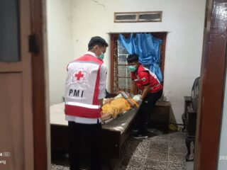 PMI Kabupaten Jombang Berikan Layanan Ambulans bagi Lansia Pasca Terjatuh di Kediamannya