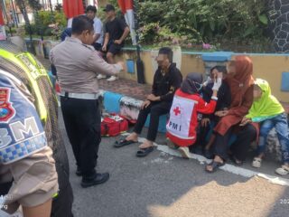 Pengendara Motor Terpeleset Tumpahan Solar di Ringin Contong, PMI Jombang Lakukan Penanganan dan Evakuasi Korban