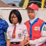 PMR MTsN 17 Jombang Siaga Pertolongan Pertama pada Upacara HUT ke-81 RI