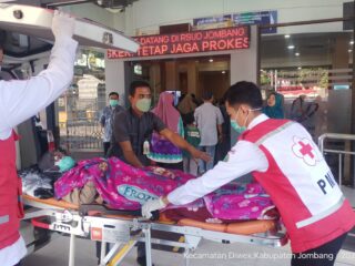 PMI Jombang Fasilitasi Mobilisasi Pasien Pasca Operasi Fraktur Tibia Secara Aman dan Humanis