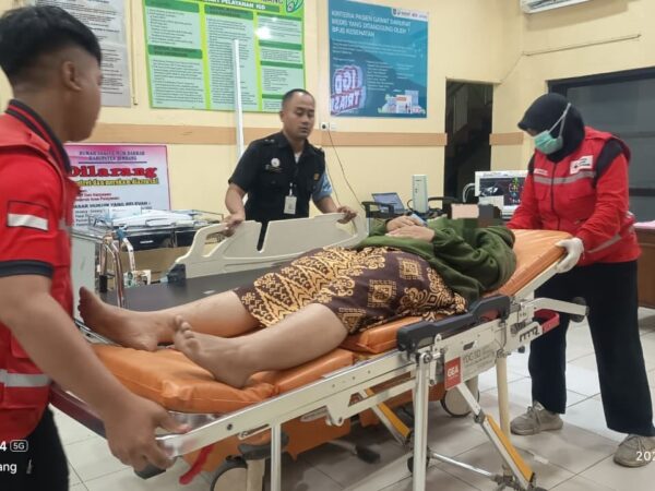 PMI Jombang Evakuasi Pasien dengan Keluhan Nyeri Dada dan Kebas Tangan