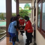 PMI Jombang Bantu Mobilisasi Pelajar dengan Keluhan Sesak Napas Usai Berolahraga