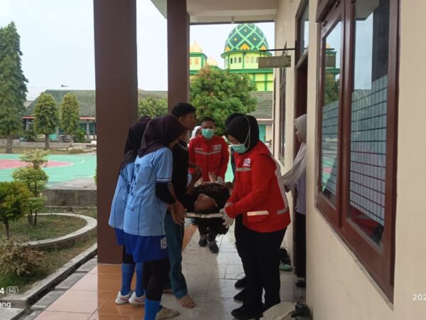 PMI Jombang Bantu Mobilisasi Pelajar dengan Keluhan Sesak Napas Usai Berolahraga