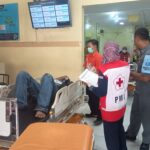 PMI Jombang Tindak Cepat Tangani Pengendara yang Terjatuh Akibat Kecelakaan Tunggal