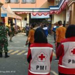 PMI Jombang Siaga Pertolongan Pertama Dalam Jalan Sehat HUT RI Ke-81 oleh SMK PGRI 2 Jombang