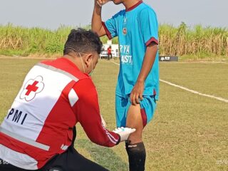 Atlet Sepakbola Mendapat Dukungan Layanan Pertolongan Pertama Selama Porkab