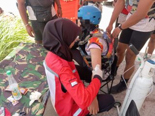 Atlet Arung Jeram Mendapat Layanan Pertolongan Pertama Selama Kompetisi