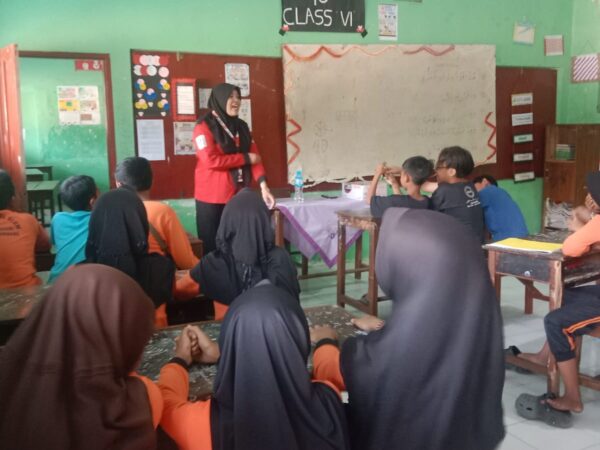 15 Anggota PMR MI Bustanul Ulum Kenali Peran PMI Dan PMR