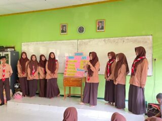 Anggota PMR SMA Negeri Ngoro Asah Keterampilan Melalui Presentasi