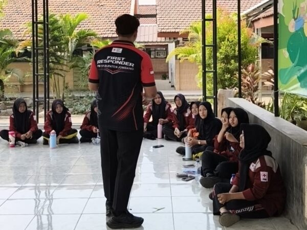 Anggota PMR SMPN 1 Tembelang Asah Keterampilan Pertolongan Pertama