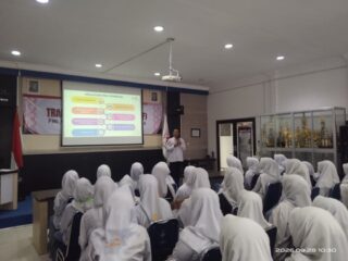 Siswa SMK Sultan Agung 2 Kenali Layanan Kemanusiaan di PMI Jombang