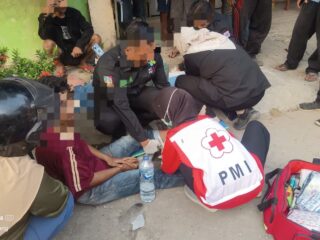 Korban Kecelakaan di Depan Pabrik Plywood Diwek Dievakuasi ke RSUD